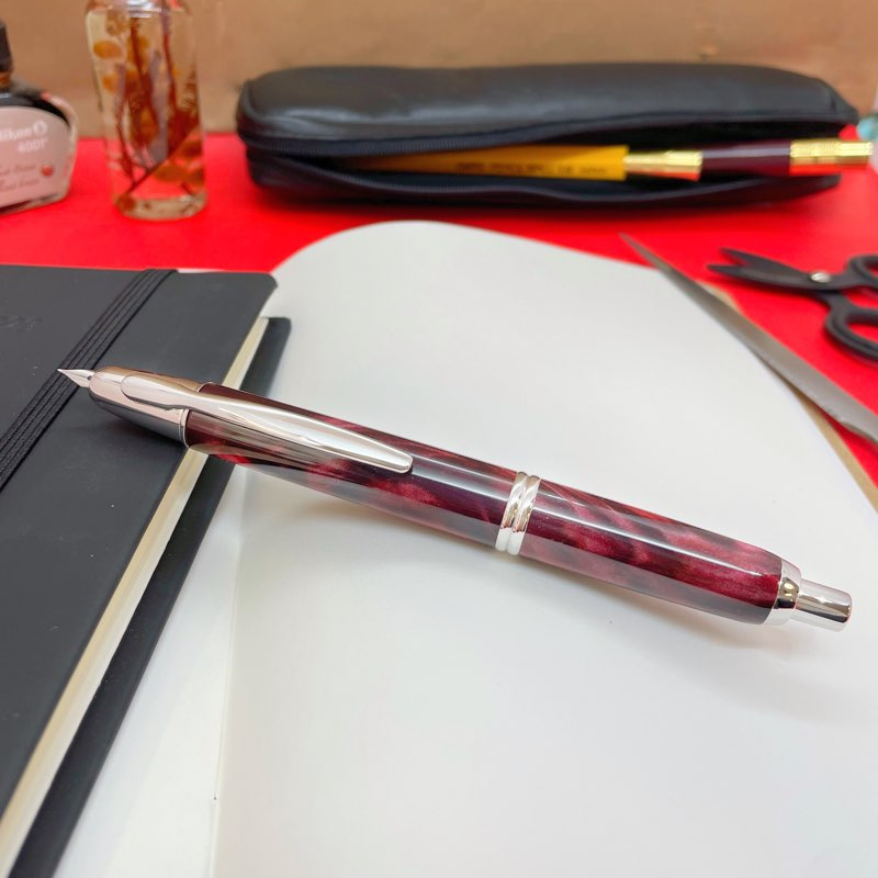 Stylo plume Capless chez Perreyon 1884 à Lyon. Stylo plume Capless chez Perreyon 1884 à Lyon.