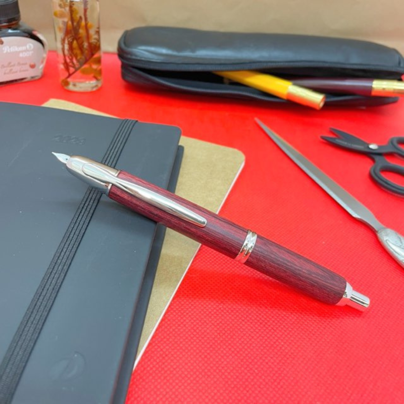 Stylo plume Capless chez Perreyon 1884 à Lyon. Stylo plume Capless chez Perreyon 1884 à Lyon.