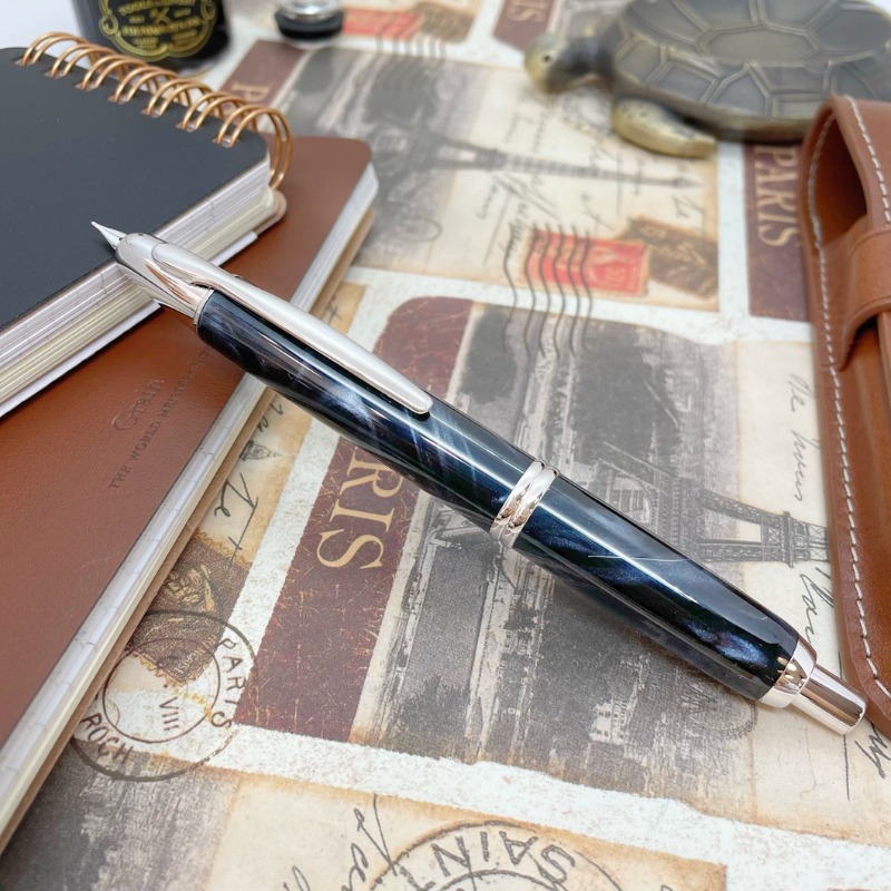 Stylo plume Capless chez Perreyon 1884 à Lyon. Stylo plume Capless chez Perreyon 1884 à Lyon.