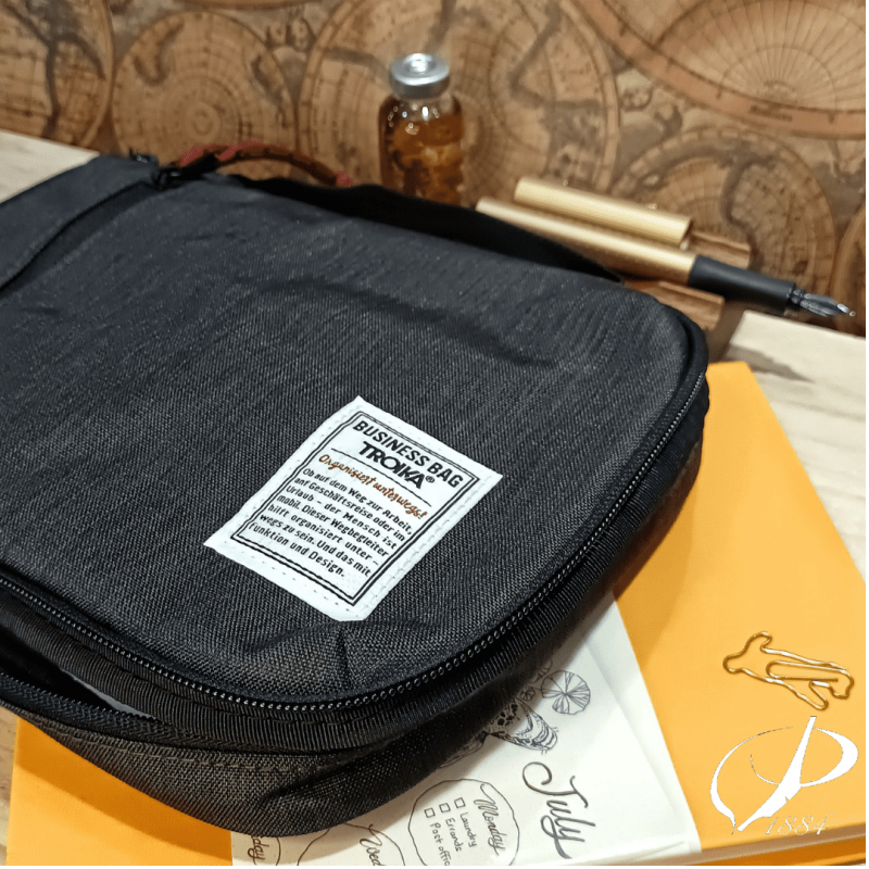 Trousse Troika avec compartiments à stylos, câbles électroniques, ou autre Trousse Troika avec compartiments à stylos, câbles électroniques, ou autre