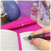Écrire se fait pour toutes occasions. Ludique, méditative, professionnelle, l'utilité d'écrire peut aussi être thérapeutique. Un carnet, un joli stylo pour faire glisser les contrariétés de son esprit jusqu'au papier, c'est un moyen parfait de s'en débarrasser !

_________________________
#pen #ecriture #writer #writing #stylo #styloplume #ink #carnet #perfectday #enjoy #pink #purple #violet #rose #perreyon1884